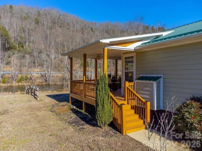 990 Hornet Drive, Whittier, NC 28789.  MLS# CAR4346753, YatesRealty ID 2414. 
