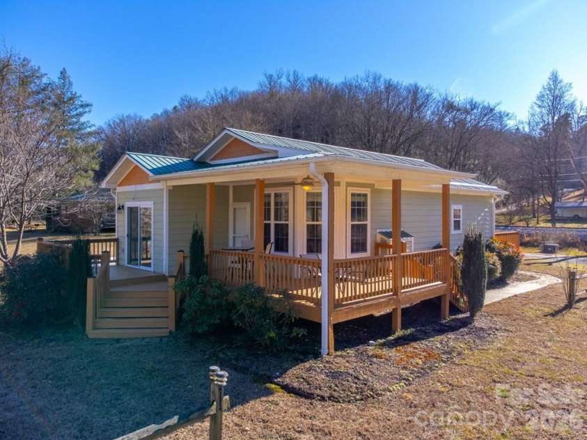 990 Hornet Drive, Whittier, NC 28789.  MLS# CAR4346753, YatesRealty ID 2414. 