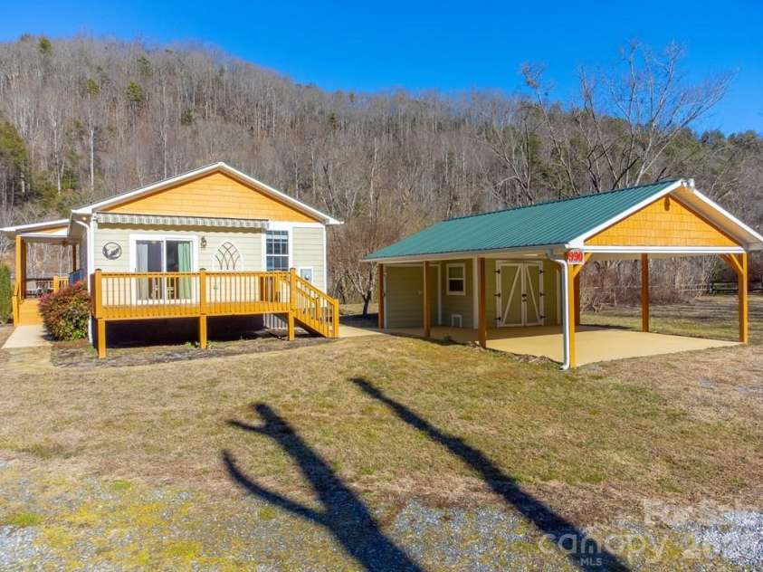 990 Hornet Drive, Whittier, NC 28789.  MLS# CAR4346753, YatesRealty ID 2414. 
