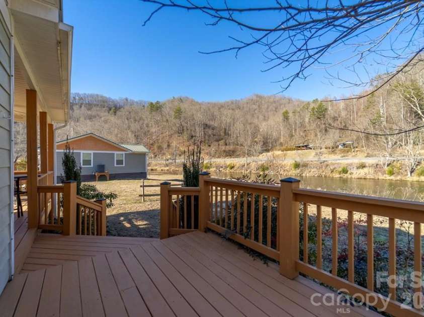 990 Hornet Drive, Whittier, NC 28789.  MLS# CAR4346753, YatesRealty ID 2414. 