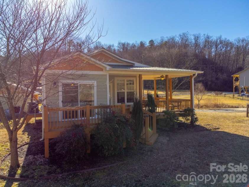 990 Hornet Drive, Whittier, NC 28789.  MLS# CAR4346753, YatesRealty ID 2414. 