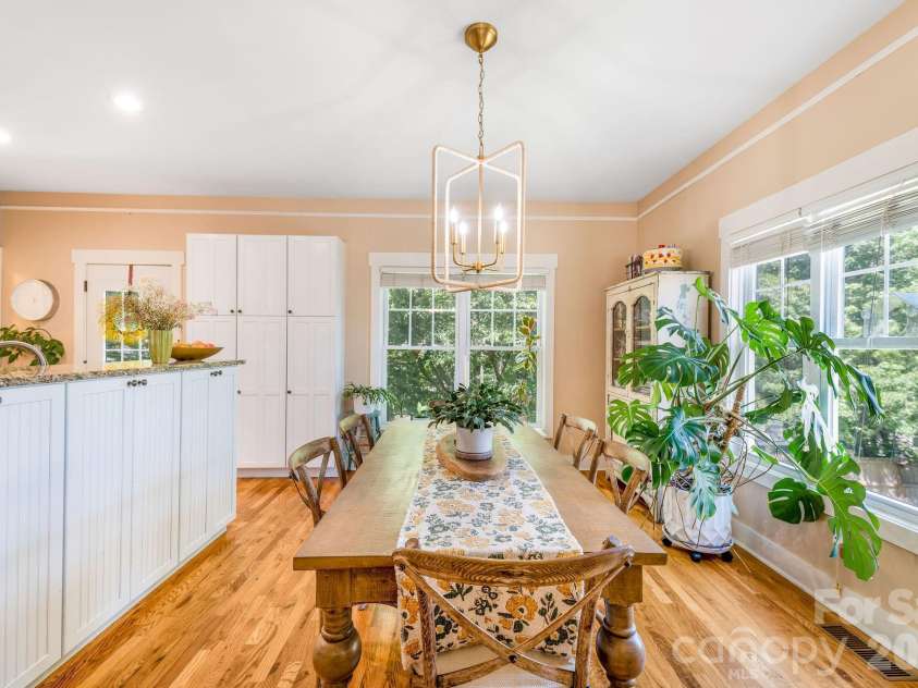 157 Estelle Park Drive, Asheville, NC 28806.  MLS# CAR4376199, YatesRealty ID 24140. Generously sized dining room