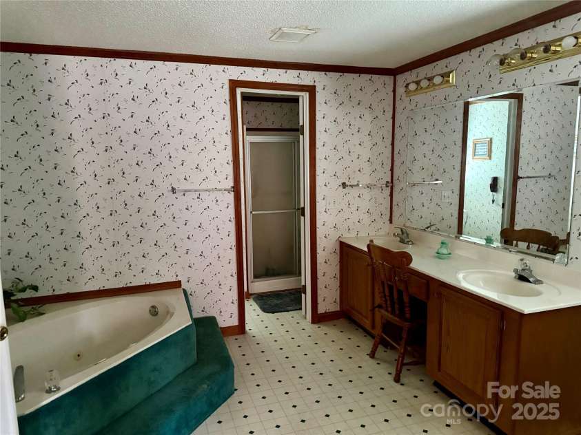 5816 Scotland Yard Road, Rock Hill, SC 29732.  MLS# CAR4275676, YatesRealty ID 24145. Primary Bath