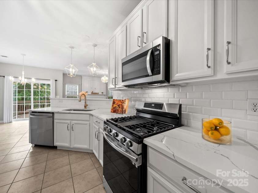 8004 Fountainbrook Drive, Indian Trail, NC 28079.  MLS# CAR4287908, YatesRealty ID 24146. Now we're cooking with Gas!