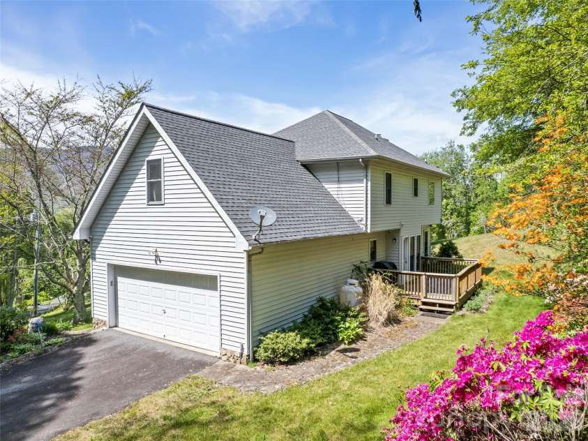 831 Red Bank Road, Waynesville, NC 28786.  MLS# CAR4375458, YatesRealty ID 24146. 