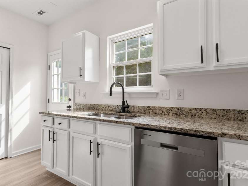 5529 Seths Drive, Charlotte, NC 28269.  MLS# CAR4259646, YatesRealty ID 24147. 