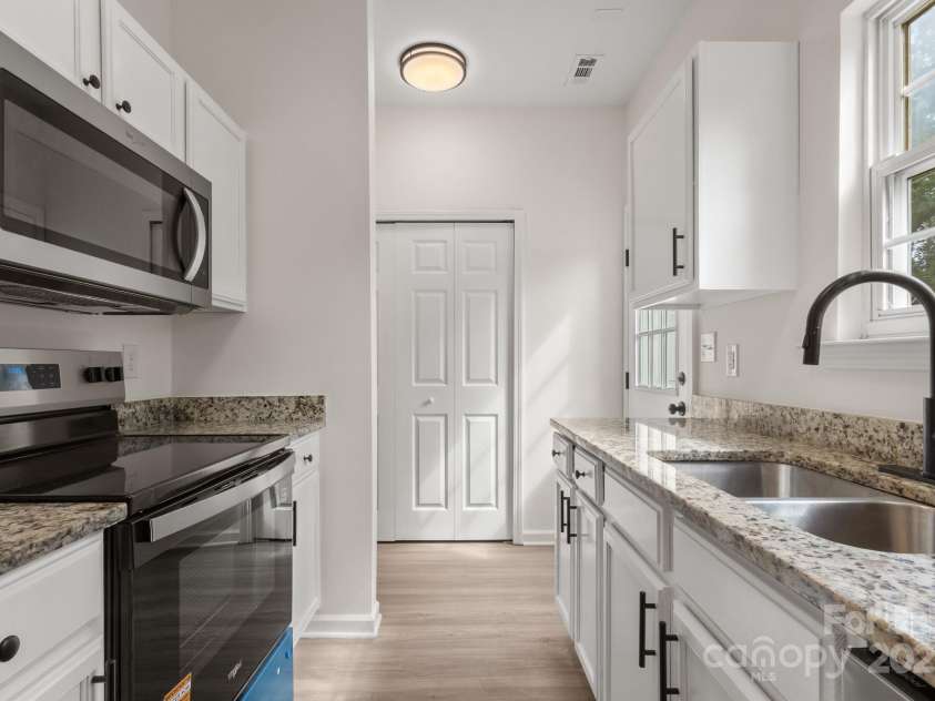 5529 Seths Drive, Charlotte, NC 28269.  MLS# CAR4259646, YatesRealty ID 24147. 