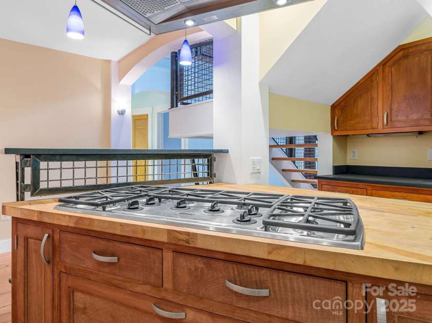 147 Woodland Road, Tryon, NC 28782.  MLS# CAR4277397, YatesRealty ID 24149. 6 burner gas cooktop
