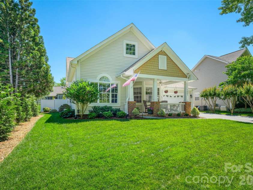 1005 Feather Oak Lane, Matthews, NC 28104.  MLS# CAR4383227, YatesRealty ID 24153. 