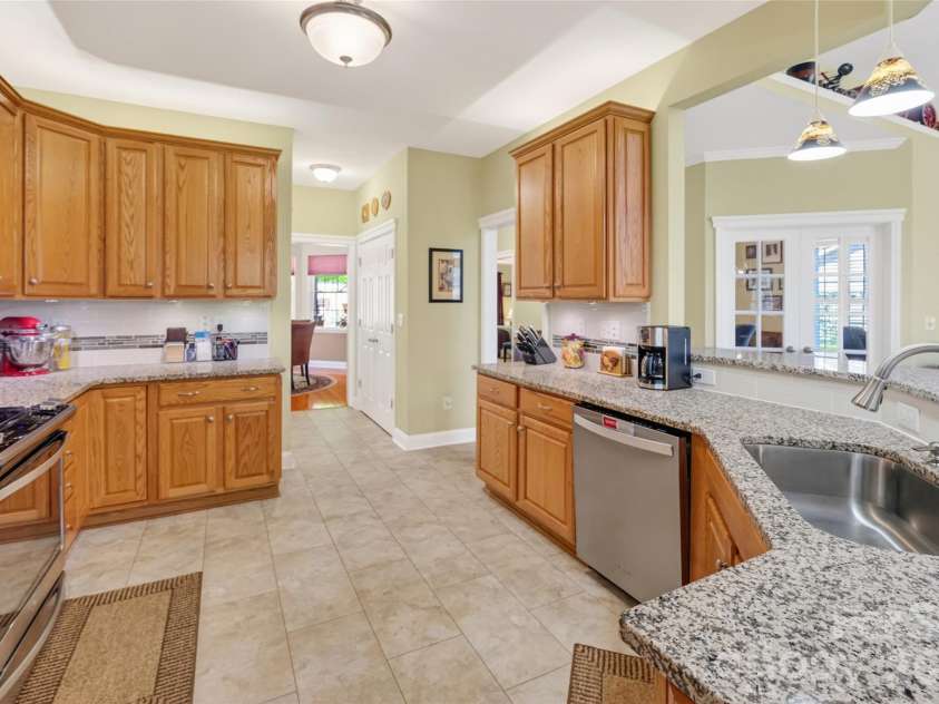 1005 Feather Oak Lane, Matthews, NC 28104.  MLS# CAR4383227, YatesRealty ID 24153. 