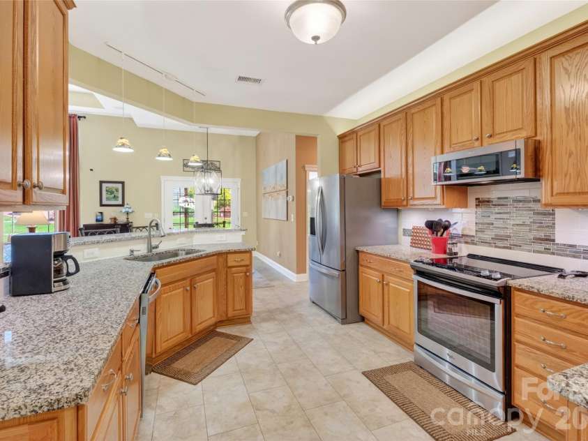 1005 Feather Oak Lane, Matthews, NC 28104.  MLS# CAR4383227, YatesRealty ID 24153. 