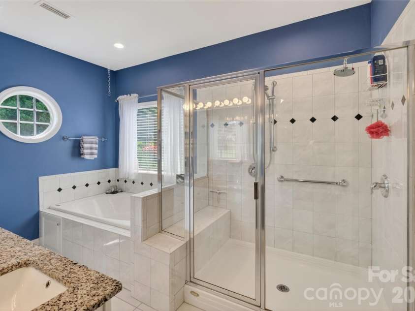 1005 Feather Oak Lane, Matthews, NC 28104.  MLS# CAR4383227, YatesRealty ID 24153. 