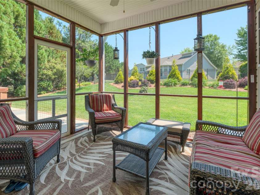 1005 Feather Oak Lane, Matthews, NC 28104.  MLS# CAR4383227, YatesRealty ID 24153. 