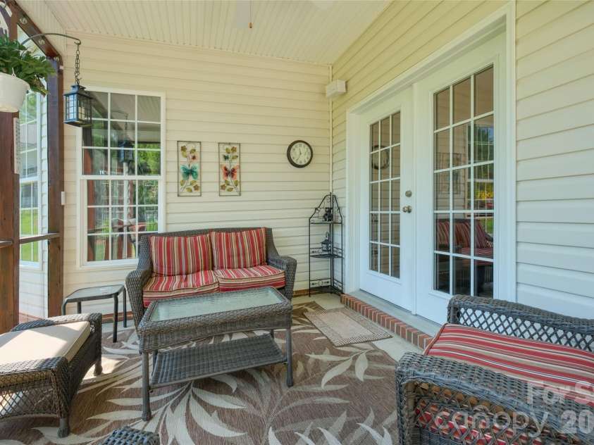 1005 Feather Oak Lane, Matthews, NC 28104.  MLS# CAR4383227, YatesRealty ID 24153. 