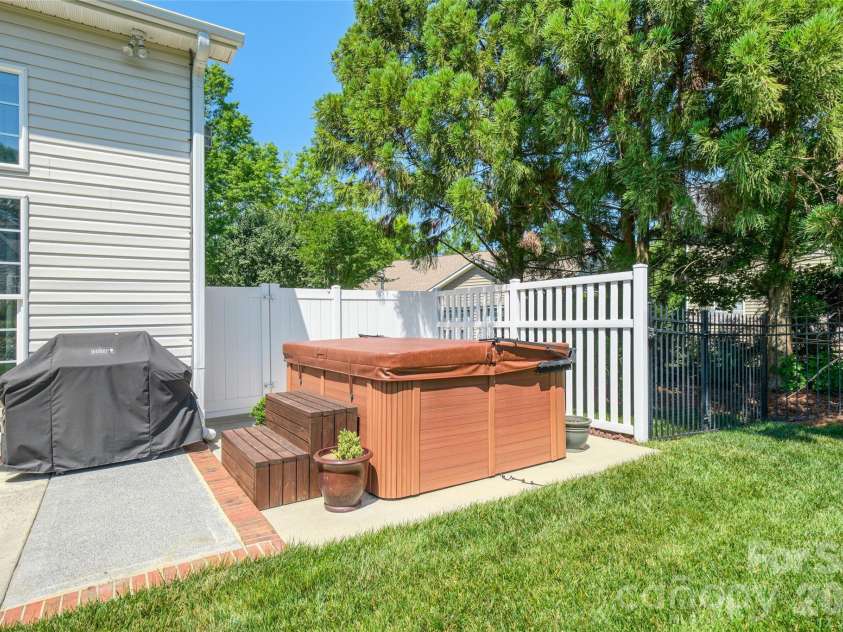 1005 Feather Oak Lane, Matthews, NC 28104.  MLS# CAR4383227, YatesRealty ID 24153. 