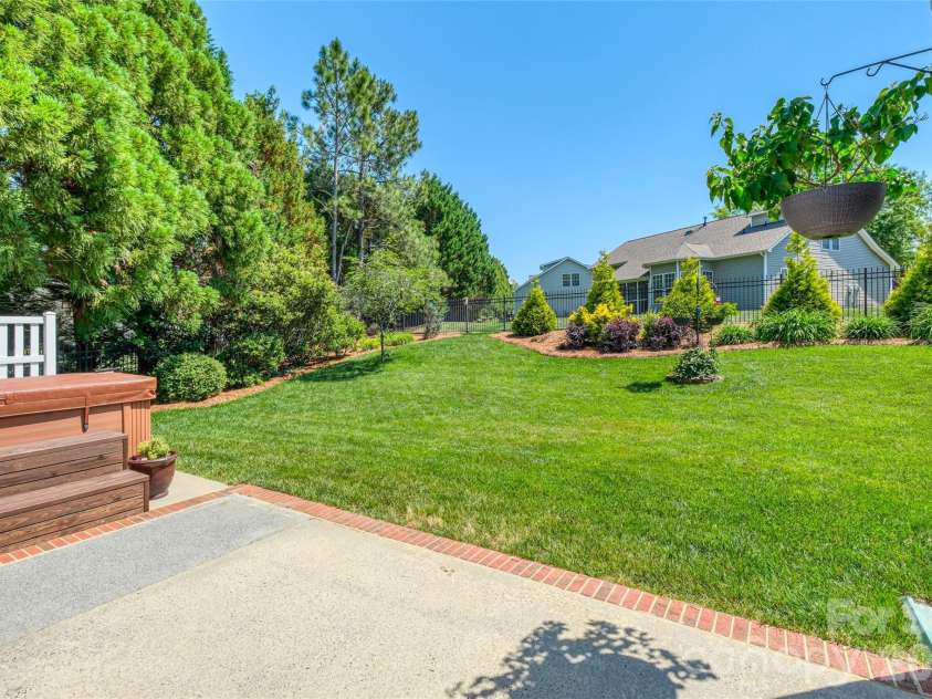 1005 Feather Oak Lane, Matthews, NC 28104.  MLS# CAR4383227, YatesRealty ID 24153. 