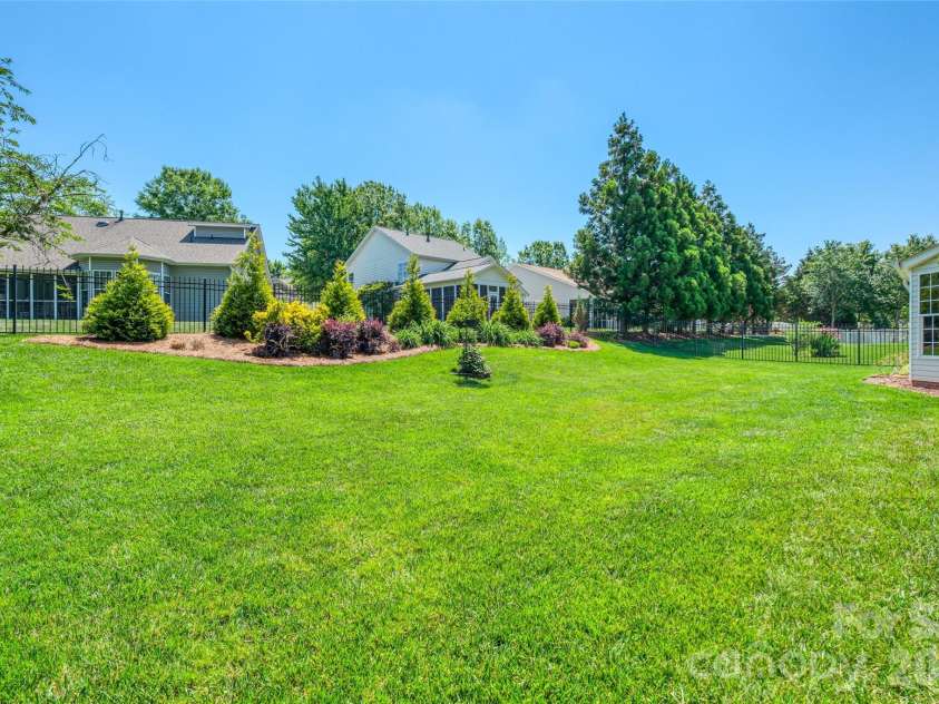 1005 Feather Oak Lane, Matthews, NC 28104.  MLS# CAR4383227, YatesRealty ID 24153. 