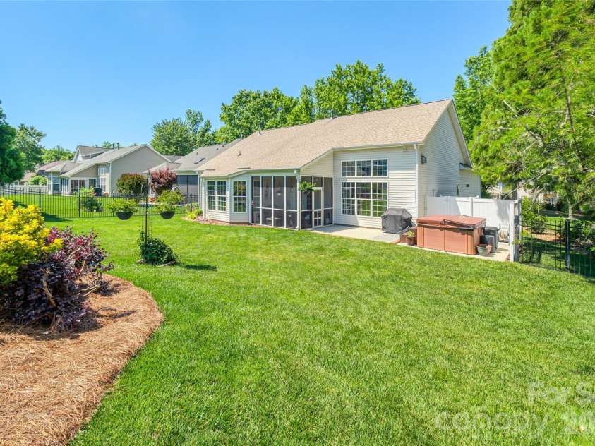 1005 Feather Oak Lane, Matthews, NC 28104.  MLS# CAR4383227, YatesRealty ID 24153. 