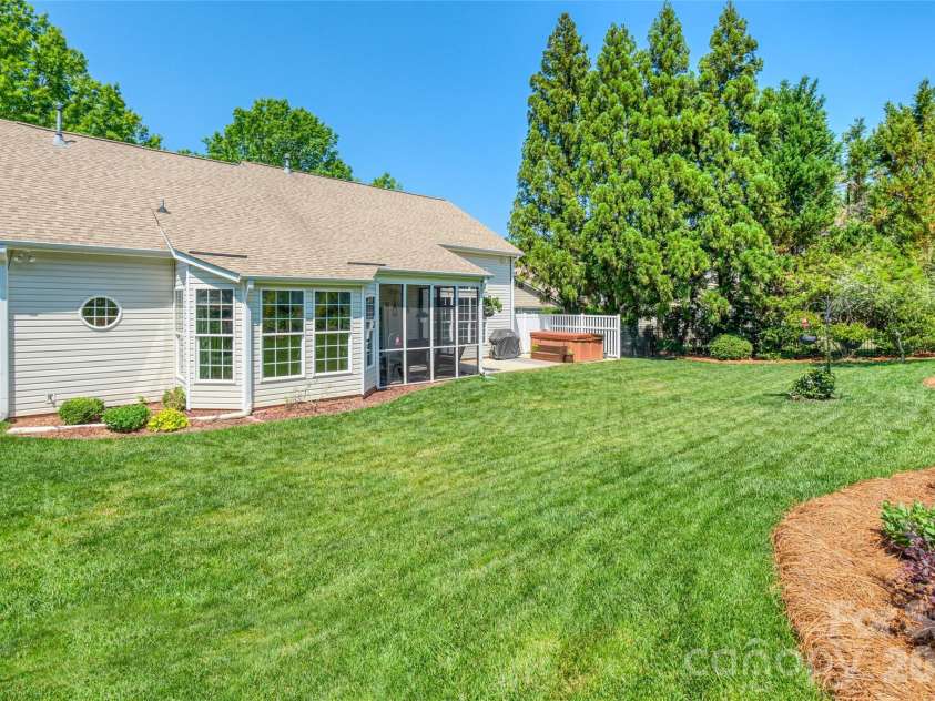 1005 Feather Oak Lane, Matthews, NC 28104.  MLS# CAR4383227, YatesRealty ID 24153. 