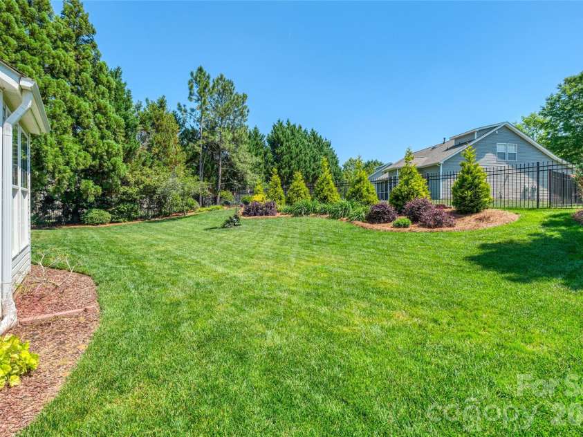1005 Feather Oak Lane, Matthews, NC 28104.  MLS# CAR4383227, YatesRealty ID 24153. 