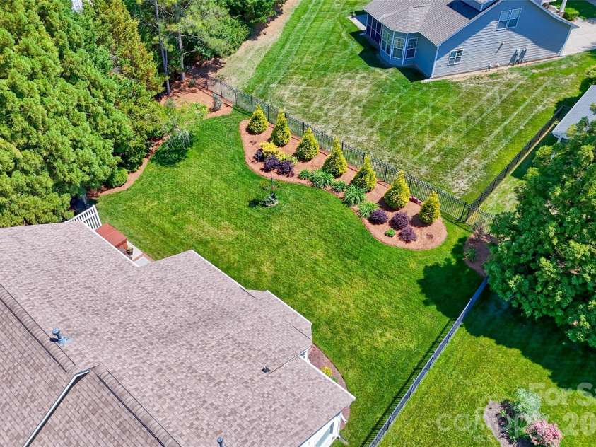 1005 Feather Oak Lane, Matthews, NC 28104.  MLS# CAR4383227, YatesRealty ID 24153. 
