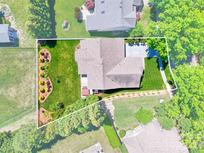 1005 Feather Oak Lane, Matthews, NC 28104.  MLS# CAR4383227, YatesRealty ID 24153. 
