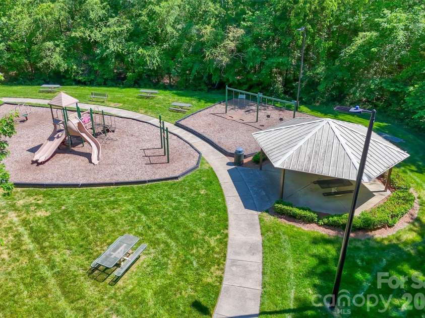 1005 Feather Oak Lane, Matthews, NC 28104.  MLS# CAR4383227, YatesRealty ID 24153. 