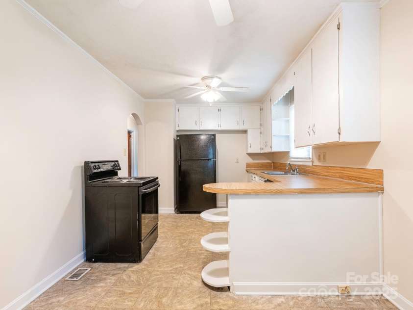 876 Stowe Lane, Gastonia, NC 28056.  MLS# CAR4260453, YatesRealty ID 24153. Kitchen