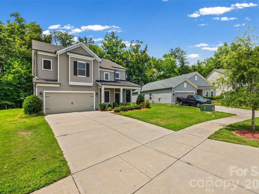 4523 Collingham Drive, Charlotte, NC 28273.  MLS# CAR4403738, YatesRealty ID 24157. Long Driveway