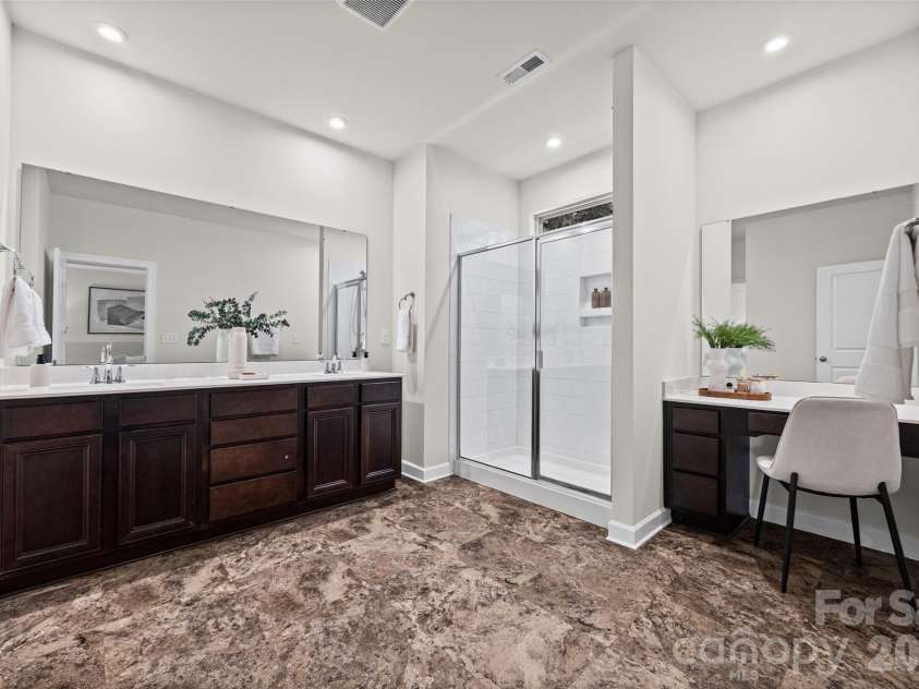 4523 Collingham Drive, Charlotte, NC 28273.  MLS# CAR4403738, YatesRealty ID 24157. Spa-Like Primary Bathroom!