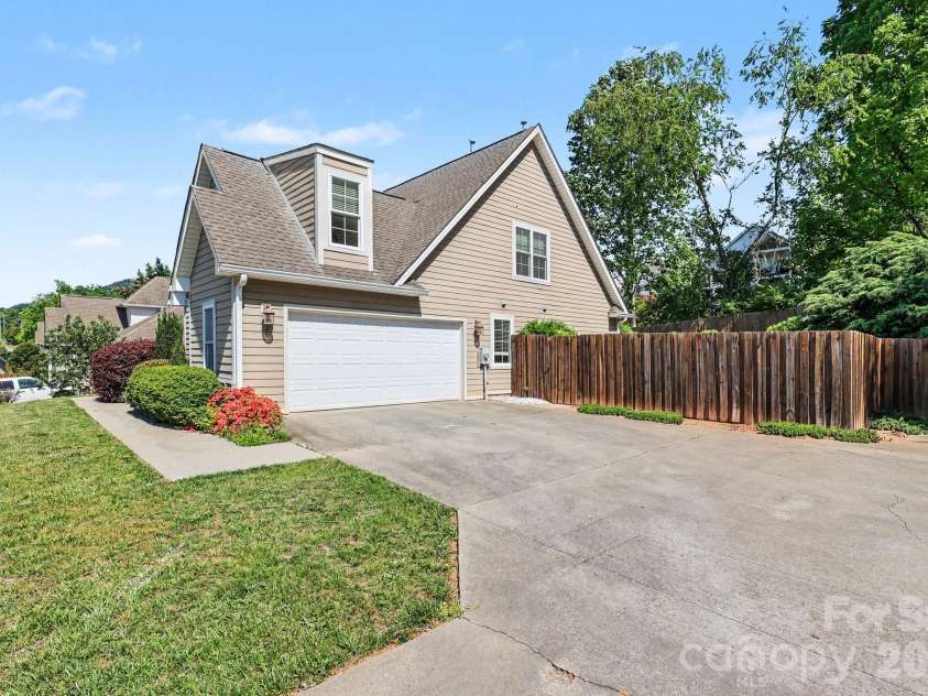 14 Halyn Lane, Arden, NC 28704.  MLS# CAR4383832, YatesRealty ID 24158. 