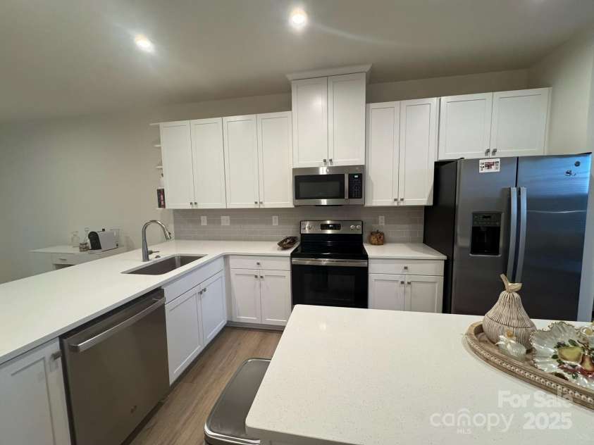 4920 Old Pineville Road, Charlotte, NC 28217.  MLS# CAR4278100, YatesRealty ID 24158. 