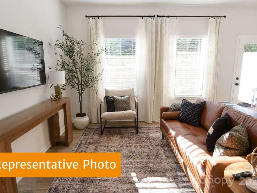 5612 Ringneck Road, Charlotte, NC 28216.  MLS# CAR4301253, YatesRealty ID 2416. Rutledge Family Room