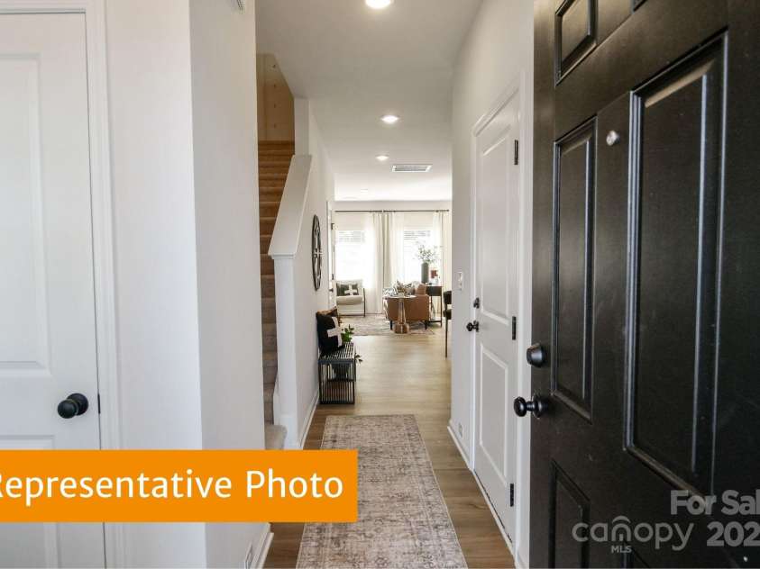 5612 Ringneck Road, Charlotte, NC 28216.  MLS# CAR4301253, YatesRealty ID 2416. Rutledge Foyer