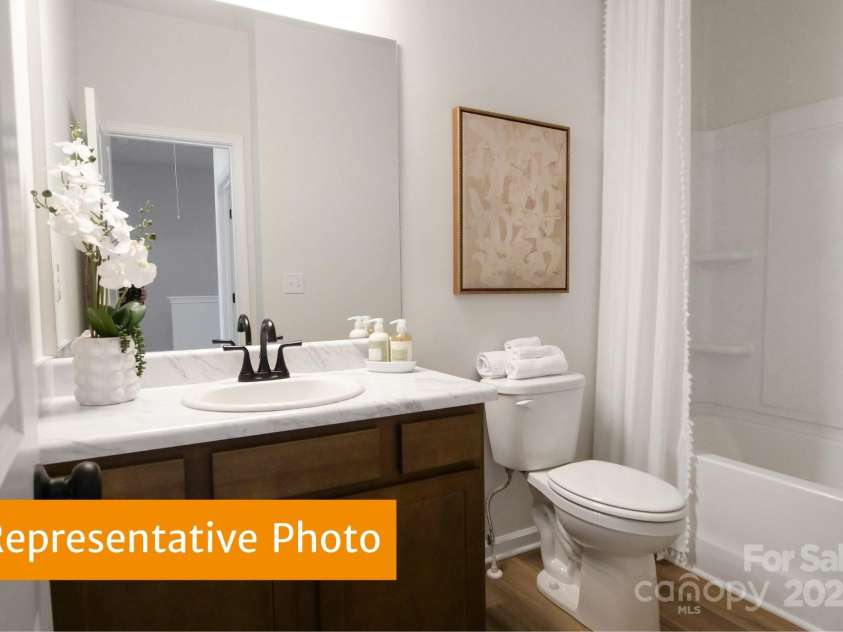 5612 Ringneck Road, Charlotte, NC 28216.  MLS# CAR4301253, YatesRealty ID 2416. Rutledge Hall Bath