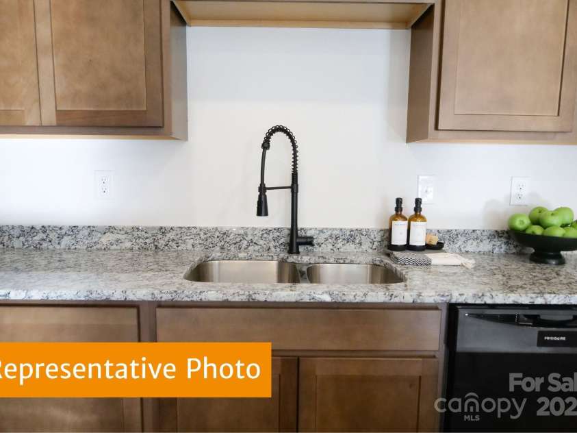 5612 Ringneck Road, Charlotte, NC 28216.  MLS# CAR4301253, YatesRealty ID 2416. Rutledge Kitchen