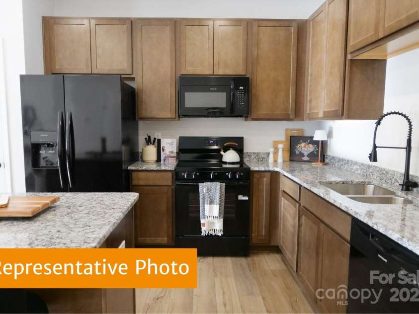 5612 Ringneck Road, Charlotte, NC 28216.  MLS# CAR4301253, YatesRealty ID 2416. Rutledge Kitchen