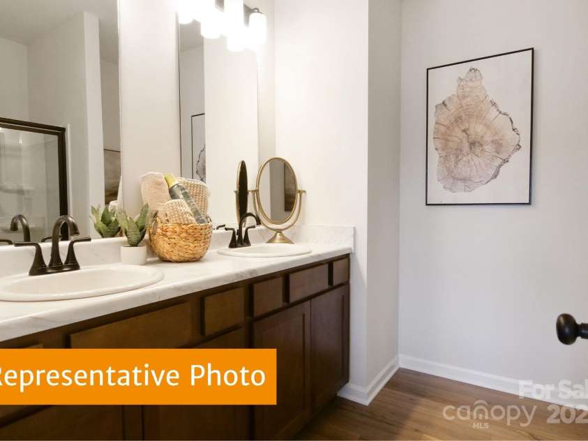 5612 Ringneck Road, Charlotte, NC 28216.  MLS# CAR4301253, YatesRealty ID 2416. Rutledge Primary Bath