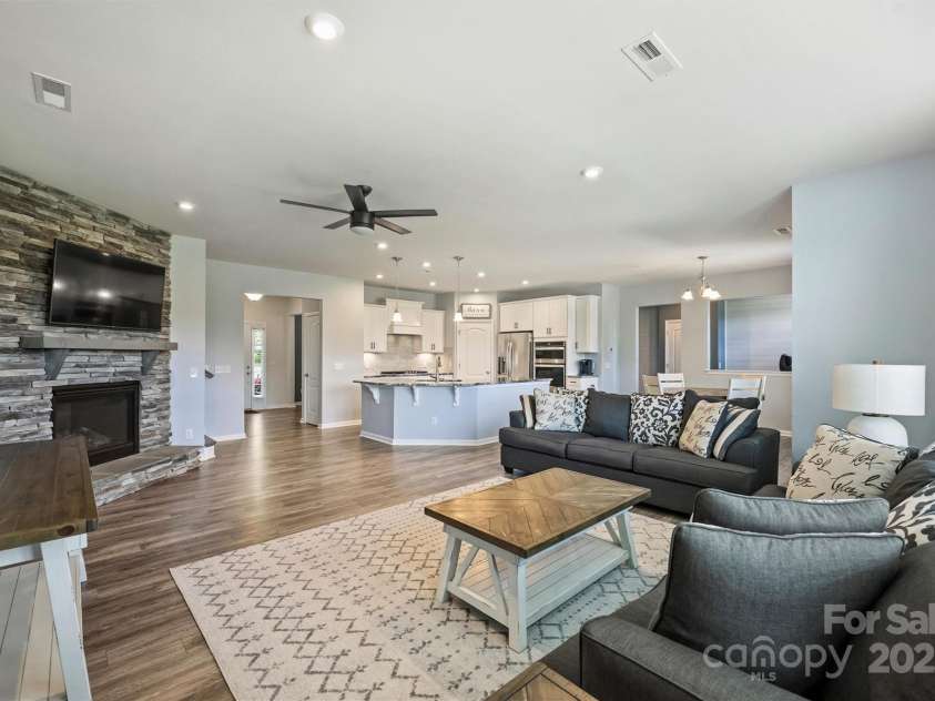 11101 Crane Creek Drive, Charlotte, NC 28278.  MLS# CAR4258259, YatesRealty ID 24160. 
