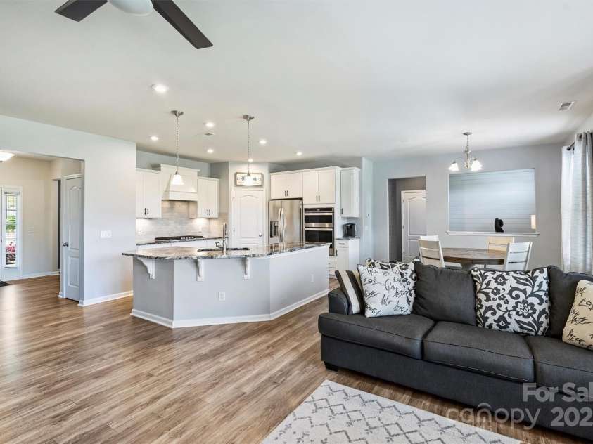 11101 Crane Creek Drive, Charlotte, NC 28278.  MLS# CAR4258259, YatesRealty ID 24160. 