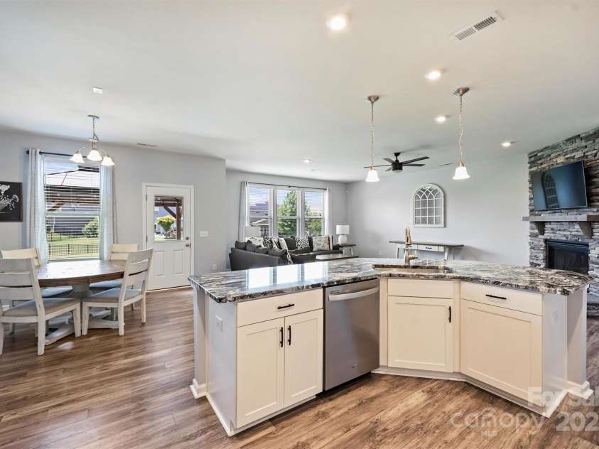 11101 Crane Creek Drive, Charlotte, NC 28278.  MLS# CAR4258259, YatesRealty ID 24160. 