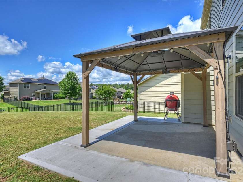 11101 Crane Creek Drive, Charlotte, NC 28278.  MLS# CAR4258259, YatesRealty ID 24160. 