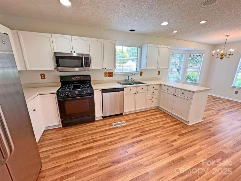 117 Blackberry Lane, Mooresville, NC 28117.  MLS# CAR4258834, YatesRealty ID 24161. Kitchen
