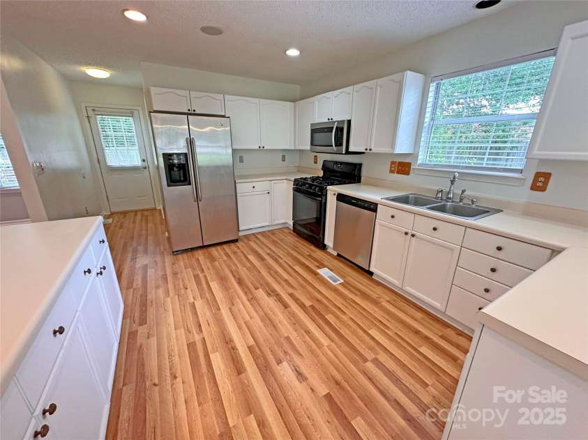 117 Blackberry Lane, Mooresville, NC 28117.  MLS# CAR4258834, YatesRealty ID 24161. Kitchen
