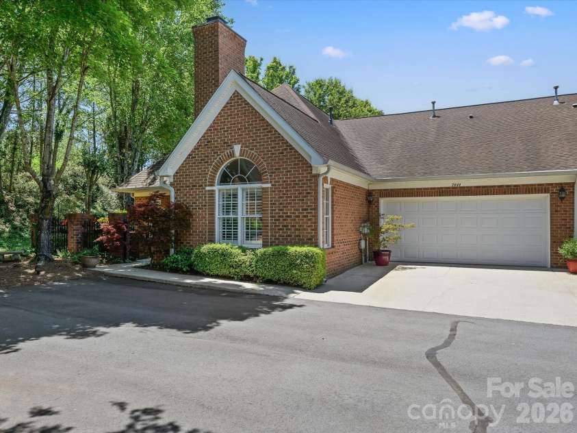 7444 Hurstbourne Green Drive, Charlotte, NC 28277.  MLS# CAR4382957, YatesRealty ID 24162. 