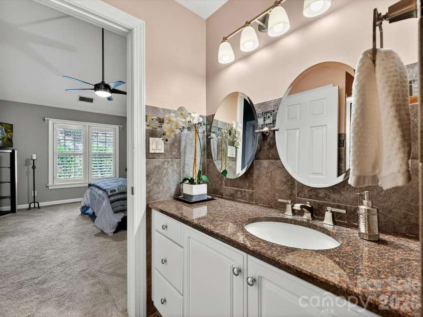 7444 Hurstbourne Green Drive, Charlotte, NC 28277.  MLS# CAR4382957, YatesRealty ID 24162. 