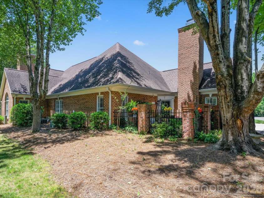 7444 Hurstbourne Green Drive, Charlotte, NC 28277.  MLS# CAR4382957, YatesRealty ID 24162. 