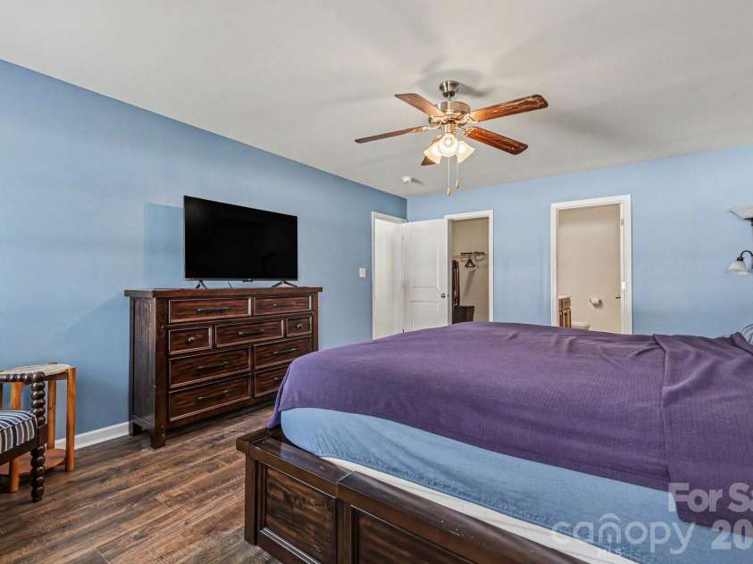 2428 Alex Ryan Drive, Charlotte, NC 28216.  MLS# CAR4383409, YatesRealty ID 24163. 