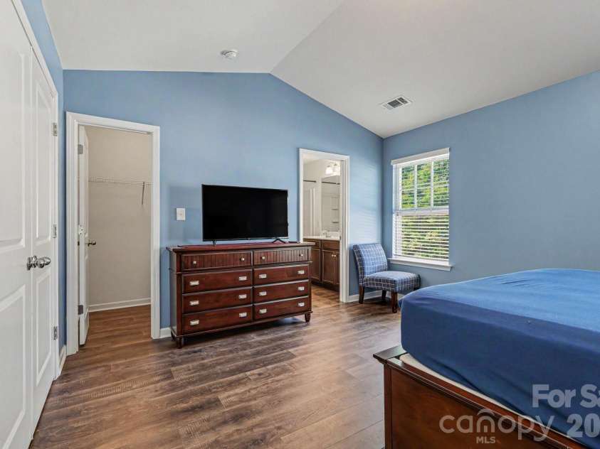 2428 Alex Ryan Drive, Charlotte, NC 28216.  MLS# CAR4383409, YatesRealty ID 24163. 