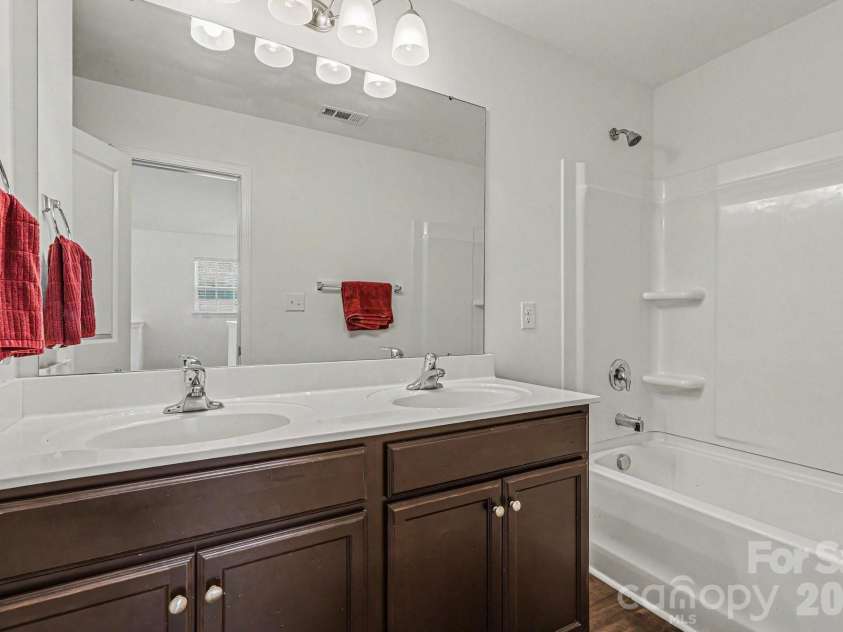2428 Alex Ryan Drive, Charlotte, NC 28216.  MLS# CAR4383409, YatesRealty ID 24163. 